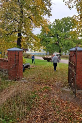 Aktionen: Kirchgarten aufräumen 1
