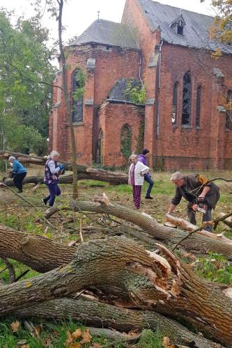 Aktionen: Kirchgarten aufräumen 2